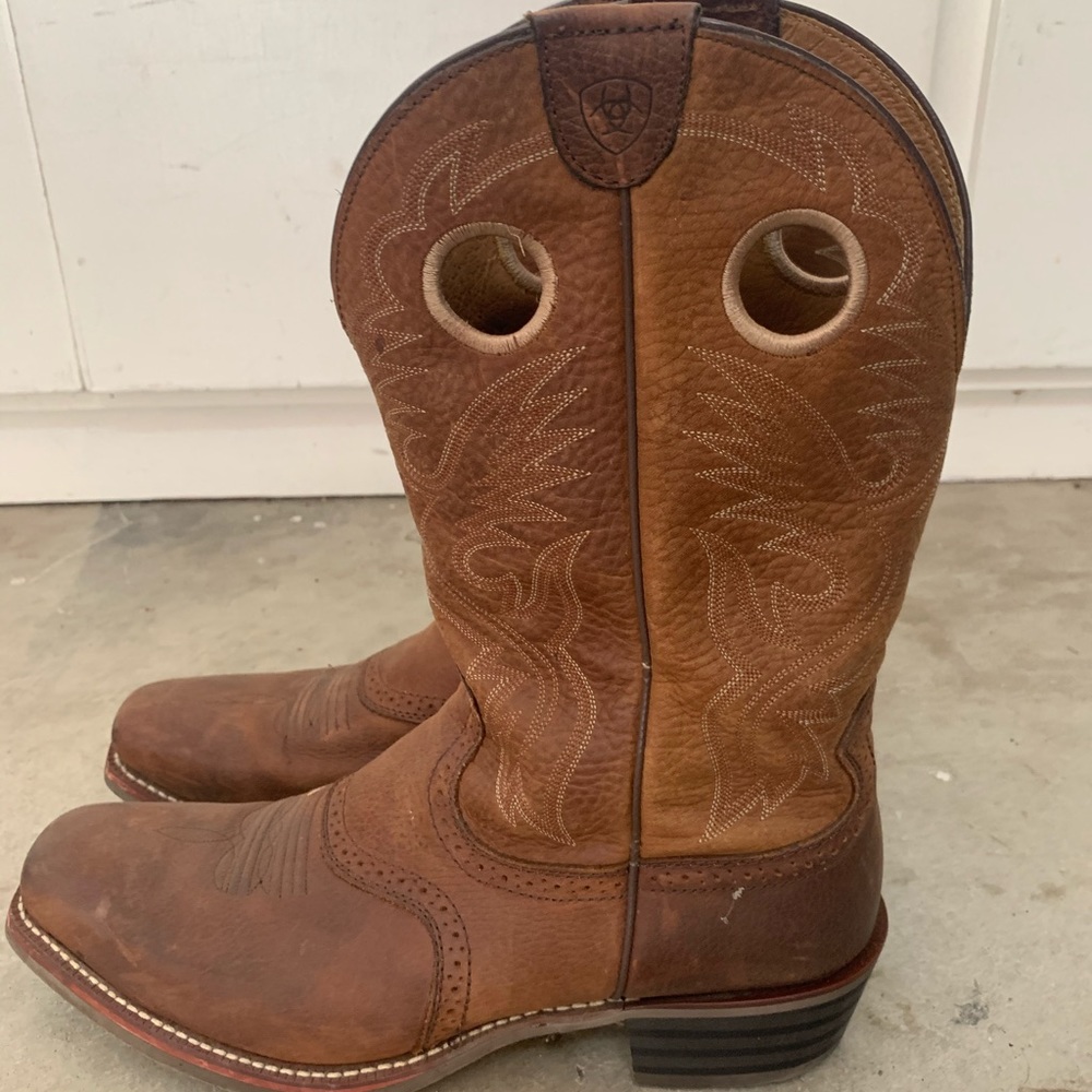 Men’s Ariat cowboy boots.